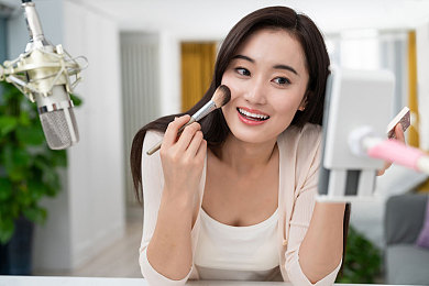 鞭子打女生屁股有渣女生游戏：揭秘争议游戏：鞭打女生屁股引发道德讨论，理性看待虚拟世界中的性别平等问题-4